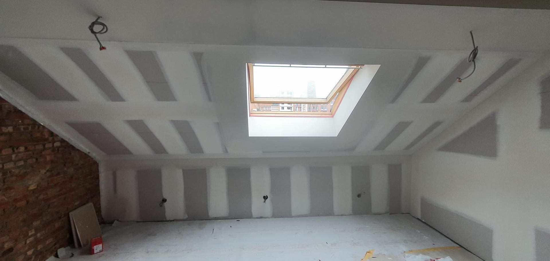 Plafond incliné prêt pour la peinture